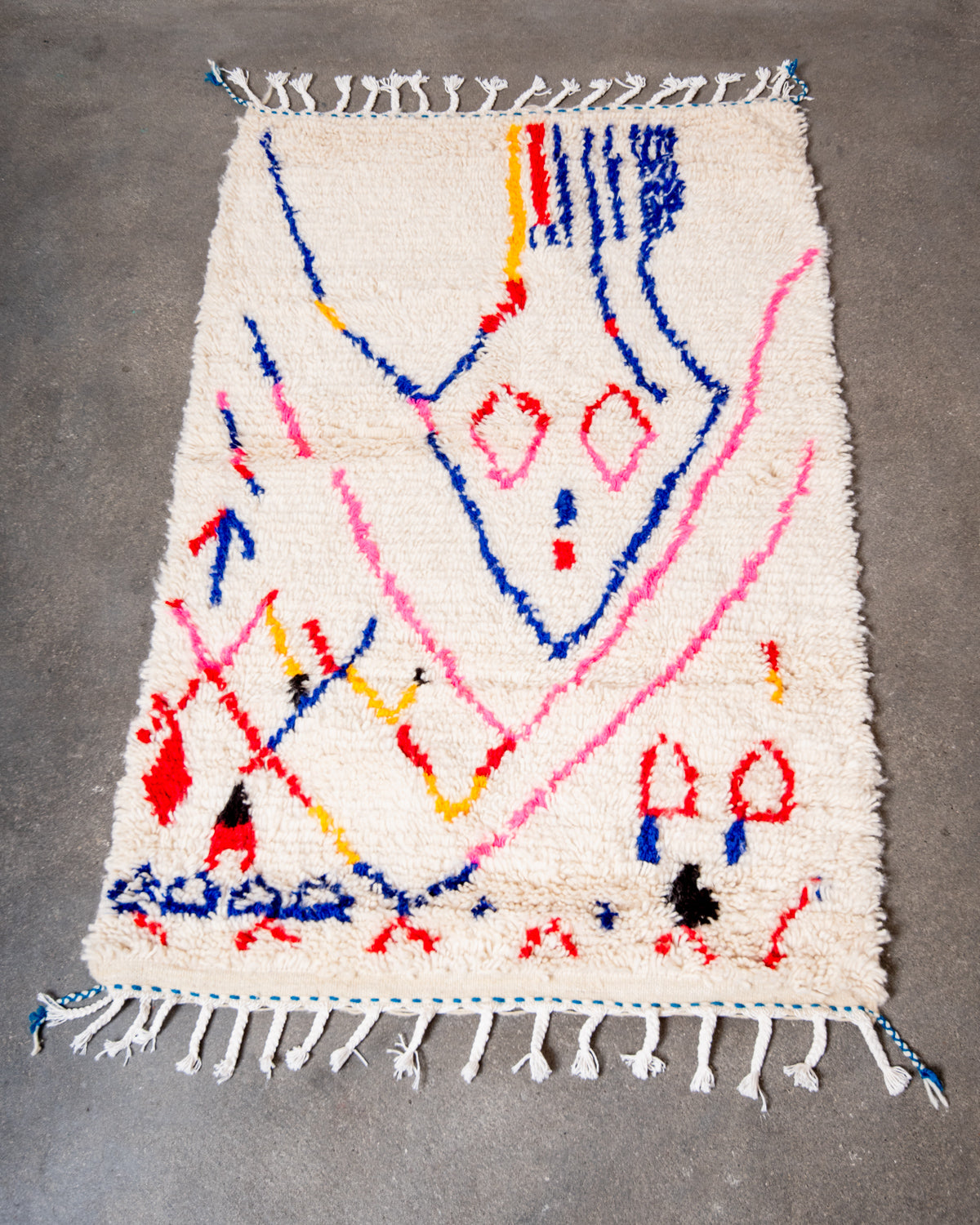 Modern designer handcrafted Berber rug from Morocco. Azilal rug with beautiful colors and patterns. Made of sheep’s wool and colourful cotton.